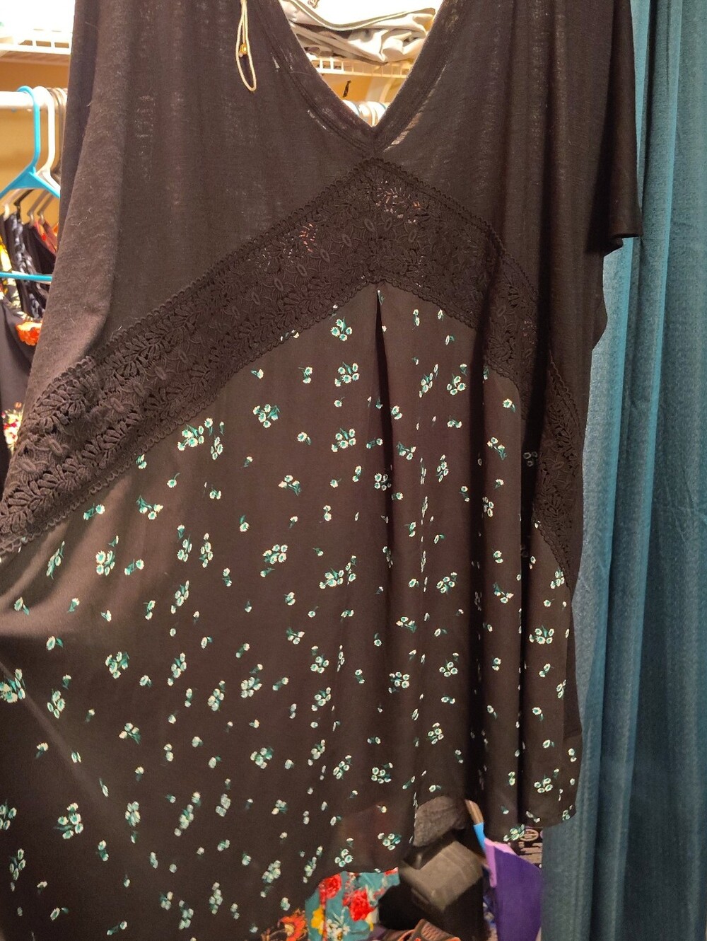 Black Women's Scoop Neck Tunic Top with Floral Hem Plus Size 6x - Picture 3 of 3